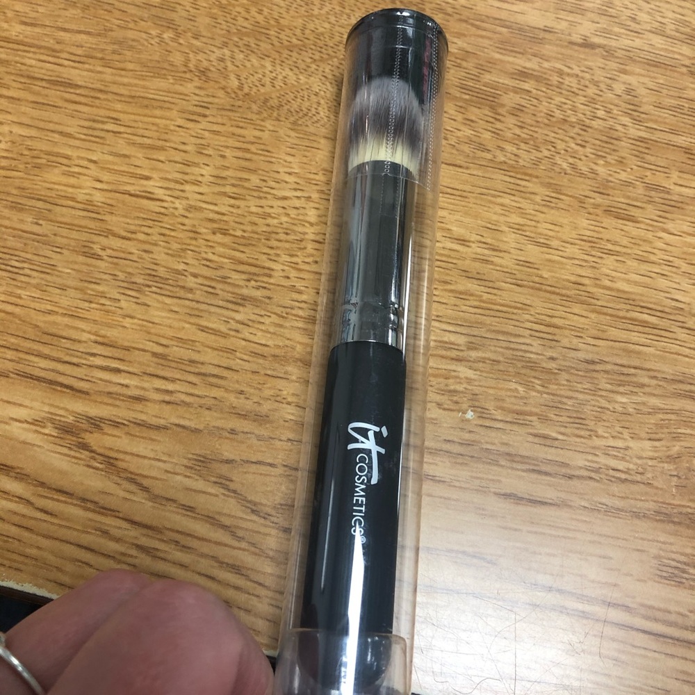 Heavenly Luxe Pointed Precision Complexion Brush